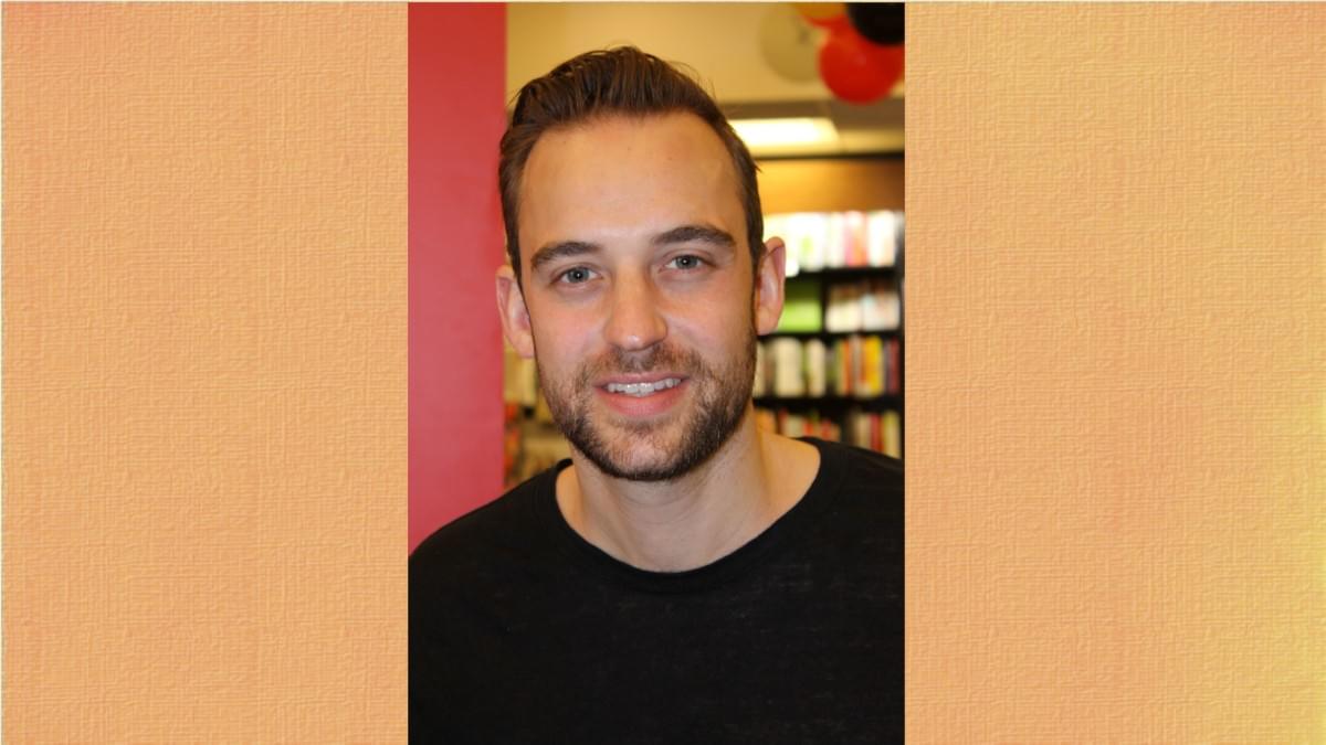 Foto dello scrittore Joël Dicker per l'annuncio dei nuovi libri Crash e La catastrofica visita allo zoo versione illustrata